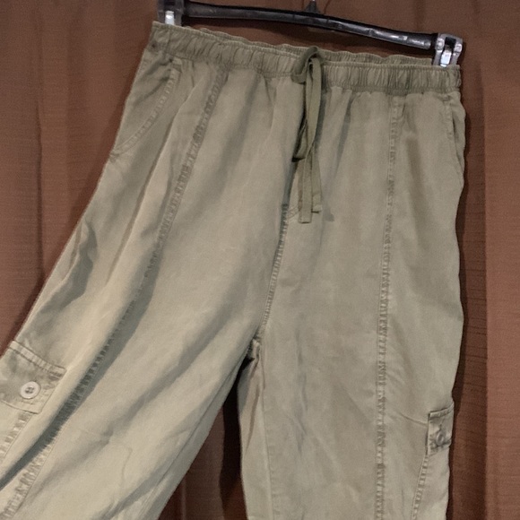 🛑 SOLD 🛑 - Olive Green Jogger Cargo Pants - Picture 2 of 12